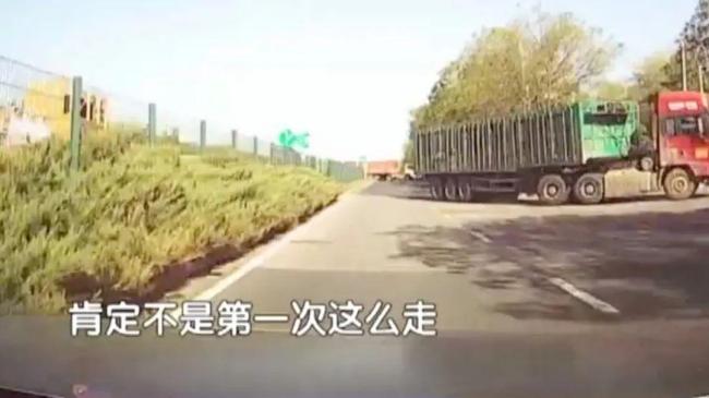 北京兩輛大貨車“死亡掉頭”被抓 驚險(xiǎn)一幕引熱議