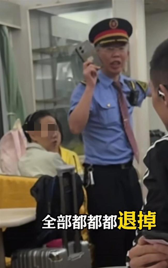 無座旅客被餐車服務(wù)員多收費(fèi) 列車長霸氣護(hù)客獲贊