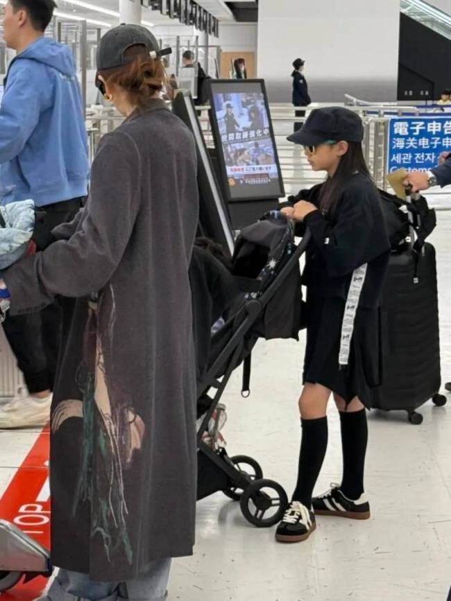 日本機(jī)場偶遇戚薇李承鉉一家 五一溫馨出游