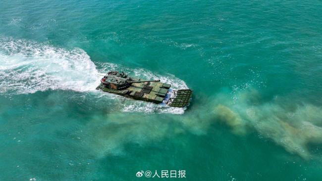 裝甲戰(zhàn)車海上乘風(fēng)破浪畫面 錘煉海上作戰(zhàn)能力