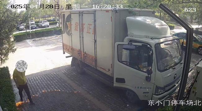 男子抽煙點(diǎn)燃楊柳絮被拘10天 過失引發(fā)火災(zāi)