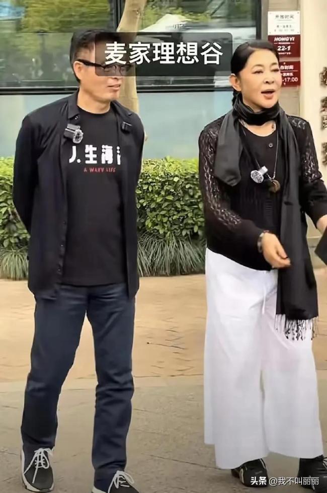 倪萍現(xiàn)身杭州頭頂白發(fā)明顯 優(yōu)雅自信不懼歲月