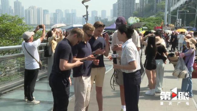 重慶李子壩成功圈粉外國游客 魔幻景象引贊嘆