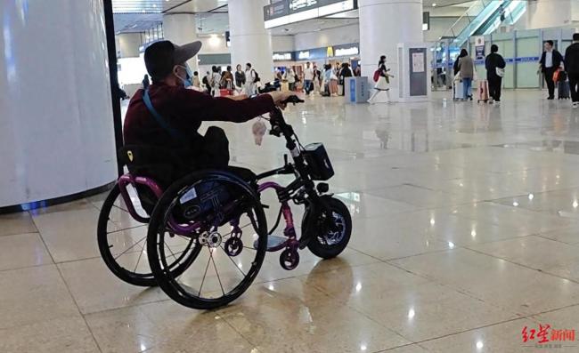 殘障人士用輪椅車(chē)頭乘車(chē)遇阻