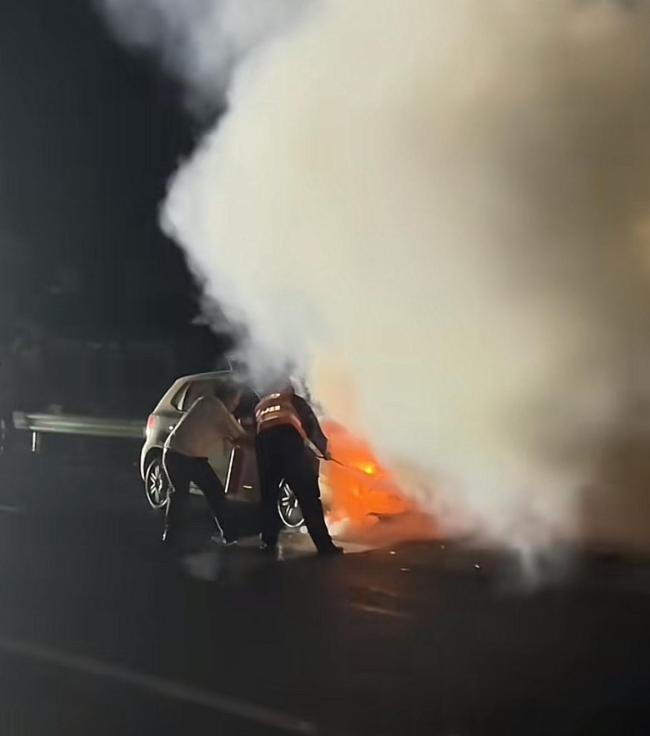 高速遇車輛起火 四川一家人幫忙滅火 英勇救援獲贊
