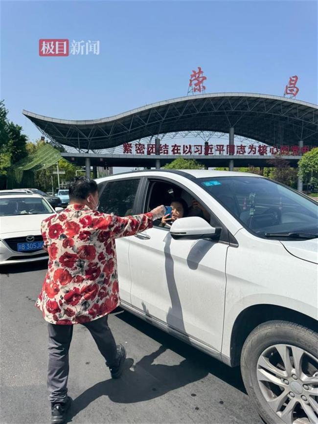 鹵鵝哥高速路口投喂游客 諾言成真
