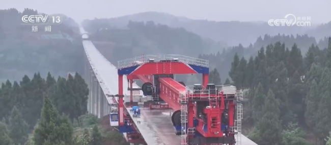 一線建設(shè)者們用勞動(dòng)詮釋“最美” 假日?qǐng)?jiān)守鑄就輝煌