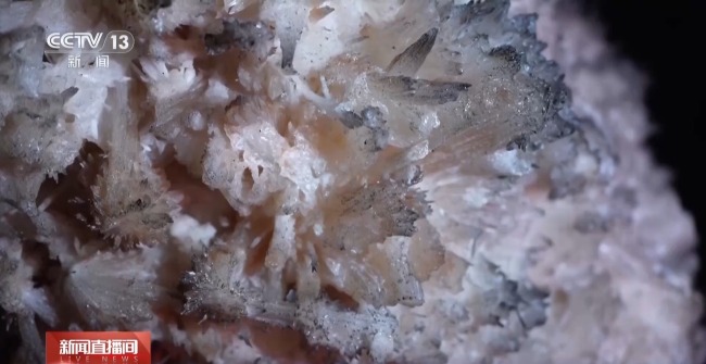 坐船穿越溶洞是种什么体验?