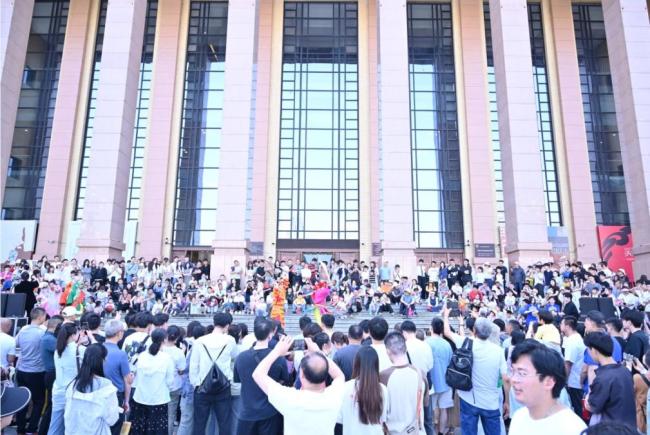 全國各地景區(qū)開啟“人海”模式 “五一”出游人氣旺