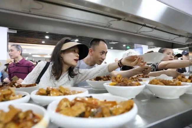 榮昌政府食堂爆滿飯蒸了1000斤 游客涌入引發(fā)城市治理思考