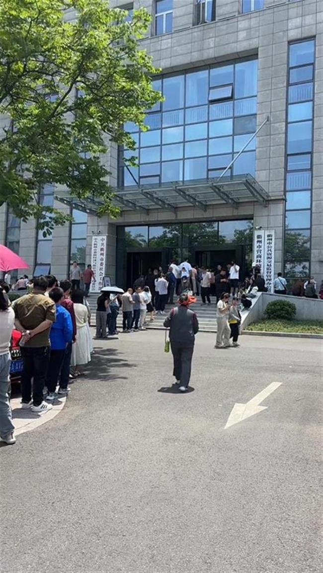 衢州政府食堂也被擠爆 隊(duì)伍排到大院 游客排隊(duì)體驗(yàn)18元套餐