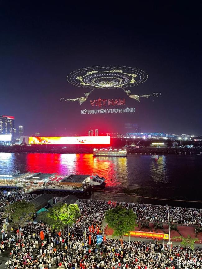 中國萬架無人機(jī)點(diǎn)亮越南夜空