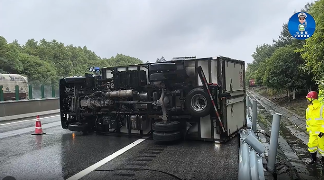 開車吃蛋糕翻了車，司機(jī)“甩鍋”：“前車太慢,！”