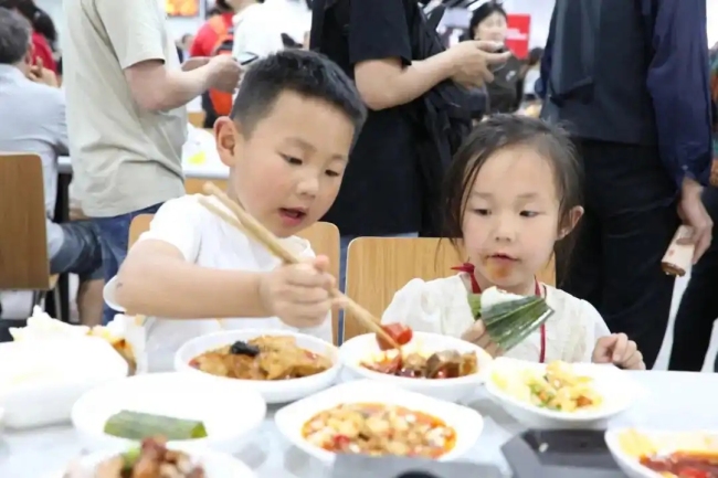 榮昌政府食堂爆滿飯蒸了1000斤 游客涌入引發(fā)城市治理思考