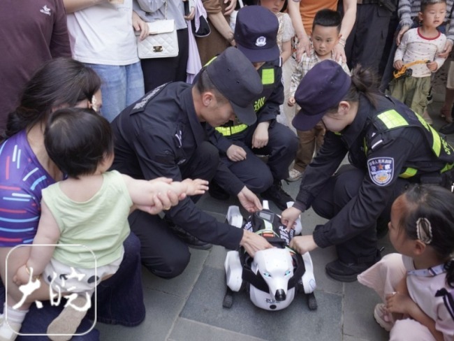 揭秘警犬的五一假期 機(jī)器警犬成焦點(diǎn)