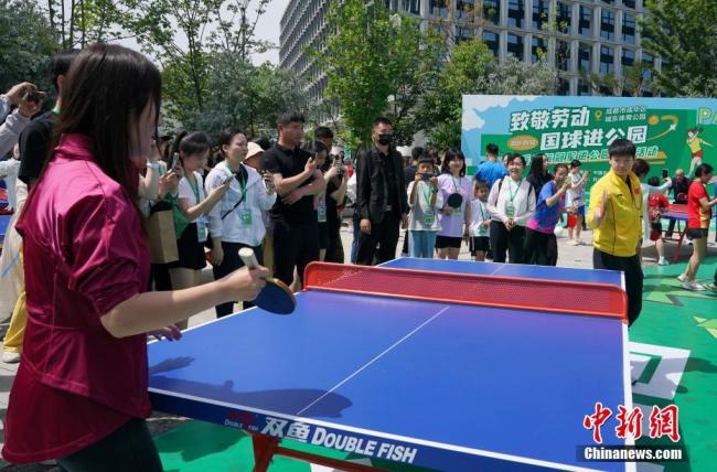 國(guó)乒五一空降成都與市民互動(dòng) 共享乒乓快樂(lè)