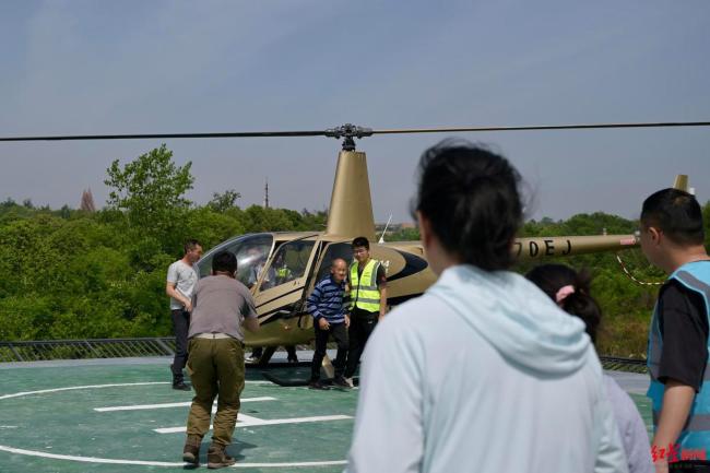 五一假期低空飛行預(yù)約爆火 成都“熊貓飛的”首航