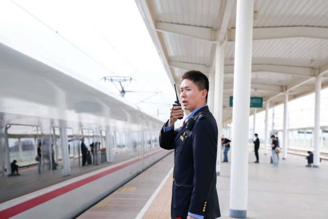 [北京]五一假期期間往返京津間的客流激增 鐵路加開(kāi)多列列車(chē)應(yīng)對(duì)