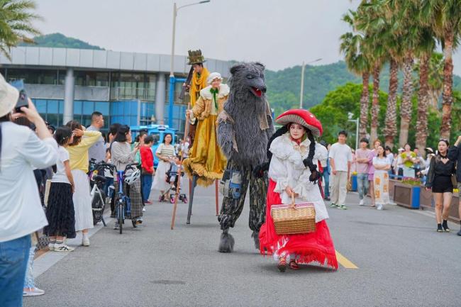 五一假期首日寧波象山景區(qū)人氣爆棚 游客紛至沓來