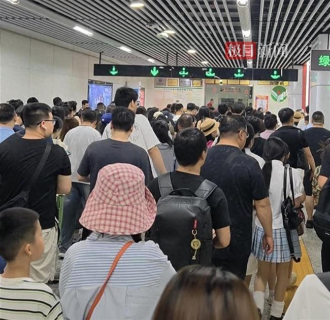 長沙橘子洲景區(qū)五一假期人氣爆棚 游客絡(luò)繹不絕