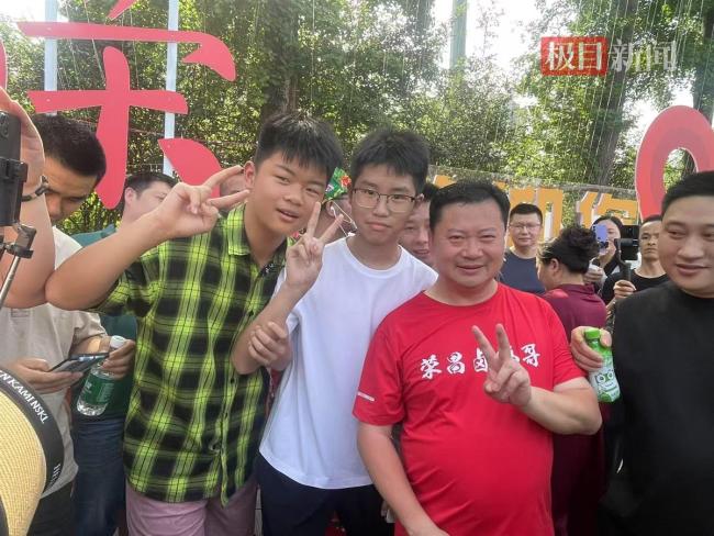 榮昌愛心車隊志愿者收到游客投喂 鹵鵝哥現場送溫暖