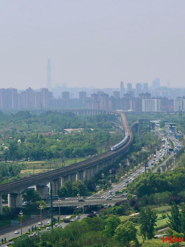 五一假期低空飛行預(yù)約爆火 成都“熊貓飛的”首航