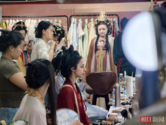 西安再現(xiàn)三步一公主五步一貴妃 漢服熱席卷古城