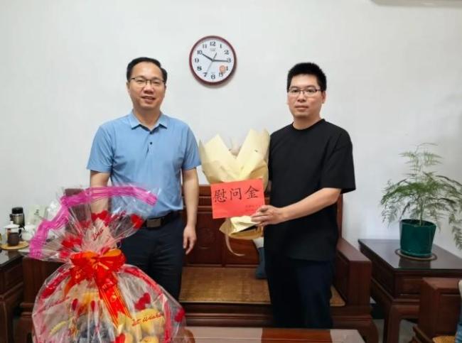 鎮(zhèn)干部火海徒手救人 縣委書記率隊(duì)慰問