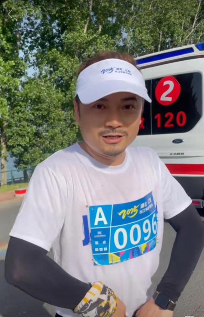 男子跑馬拉松心臟驟停被跑友救助 急救跑者及時施救