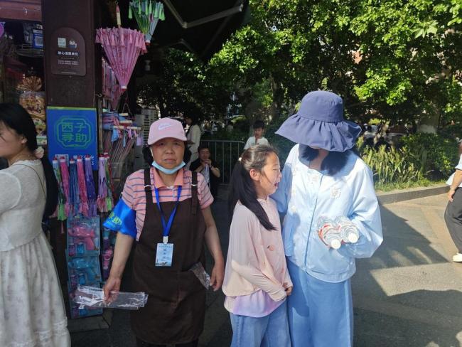 游客與女兒走散武警官兵尋回 西湖最溫暖守護(hù)