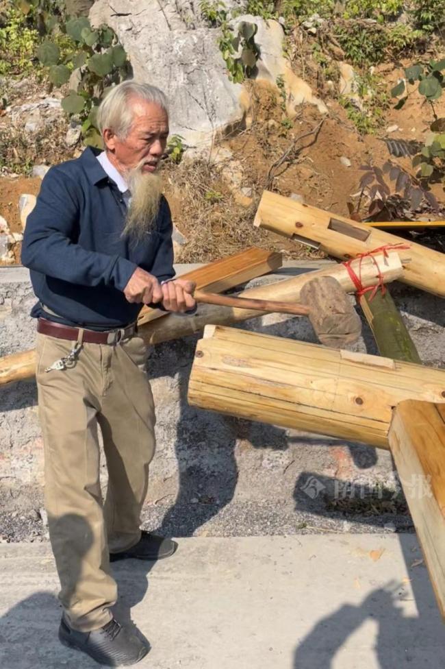 76歲老人0圖紙0鐵釘打造絕美木樓 匠心傳承非遺技藝