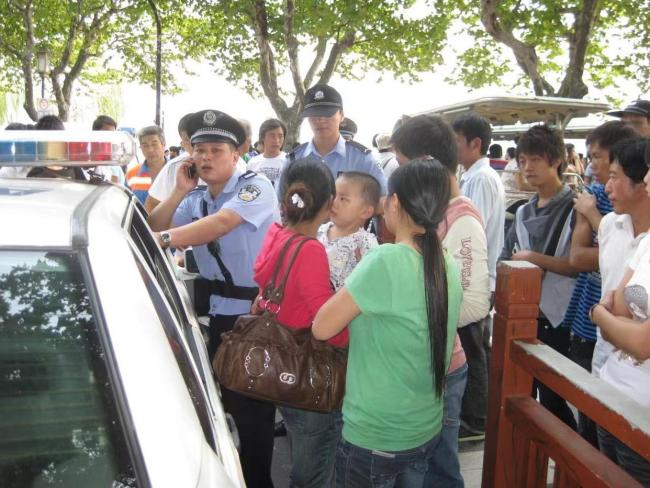 游客與女兒走散武警官兵尋回 西湖最溫暖守護