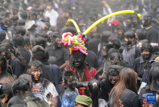 云南墨江摸黑臉狂歡場面超燃 傳統(tǒng)民俗歡樂多