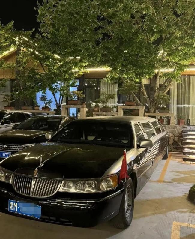 男子開加長(zhǎng)林肯闖皖南川藏線 9米長(zhǎng)車鉆空上山