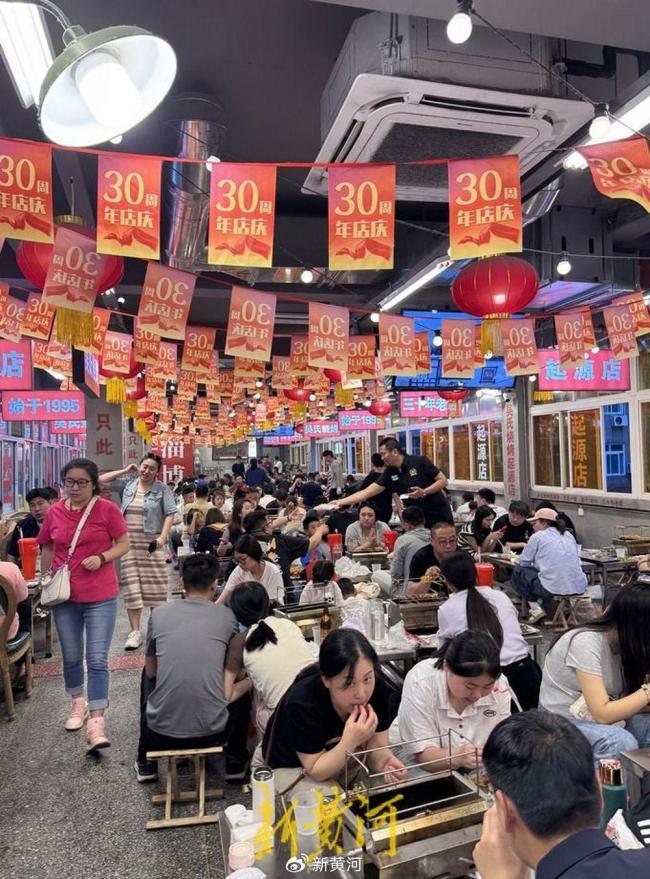 淄博一燒烤店日備4萬(wàn)串 五一游客爆滿