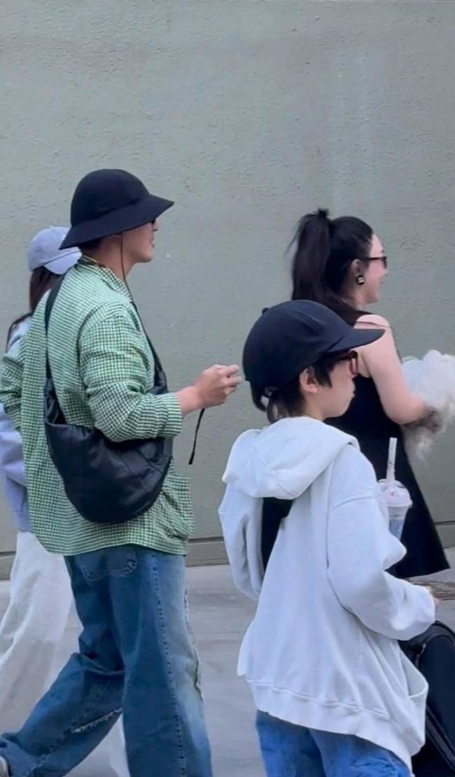李小璐賈乃亮帶甜馨與霍思燕一家出游 離婚后的溫馨同框