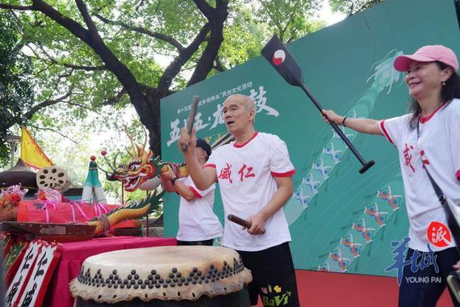 廣州荔灣泮塘村舉行“起龍”儀式 雄風(fēng)再現(xiàn)老龍出水