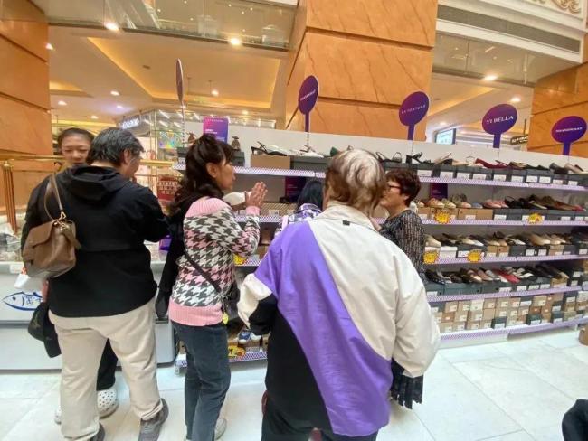 不出口美國(guó)了 上海市民瘋狂“撿漏” 外貿(mào)優(yōu)品熱銷
