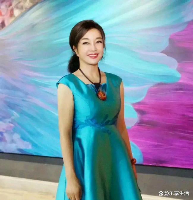 74歲劉曉慶曬出游照 狀態(tài)似少女 年齡成謎再引熱議