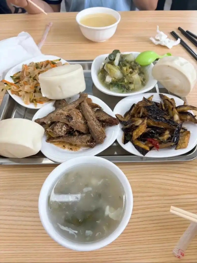 榮昌政府食堂廚師砍鹵鵝砍得手起泡 游客爆滿引發(fā)廚房“戰(zhàn)場”