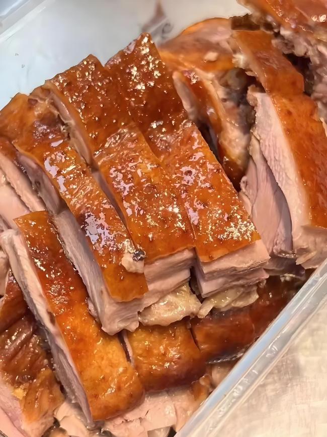 榮昌政府食堂有黃涼粉鹵鵝等美食 五一假期游客爆滿