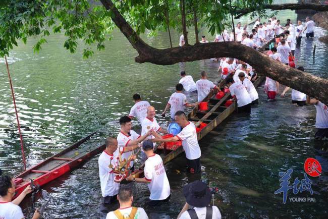 廣州荔灣泮塘村舉行“起龍”儀式 雄風(fēng)再現(xiàn)老龍出水