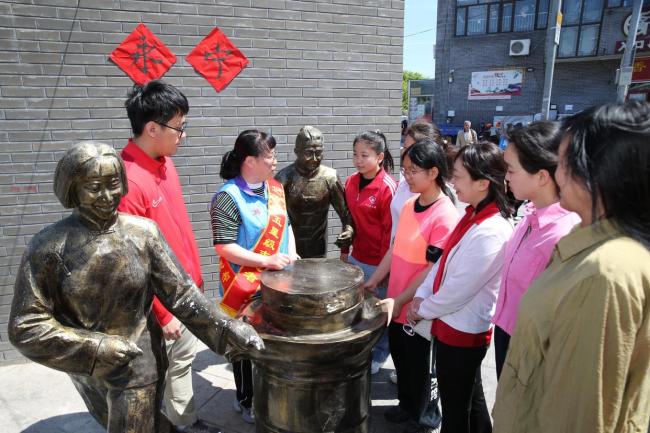 五一北京街頭“格格”集體來團建