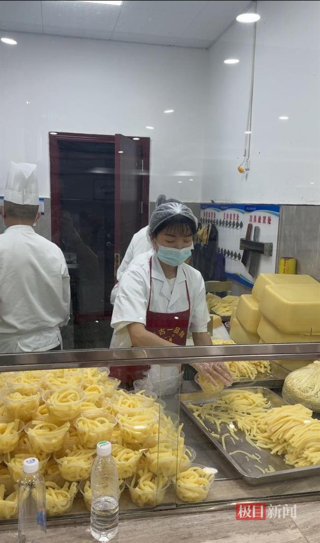 榮昌區(qū)政府食堂每天砍超800只鹵鵝 游客熱捧致供不應(yīng)求