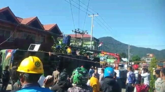 印尼一巴士側(cè)翻致12人死亡 事故原因待查