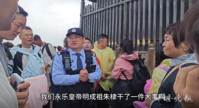 武當(dāng)山警察客串導(dǎo)游火出圈 最牛的跨界