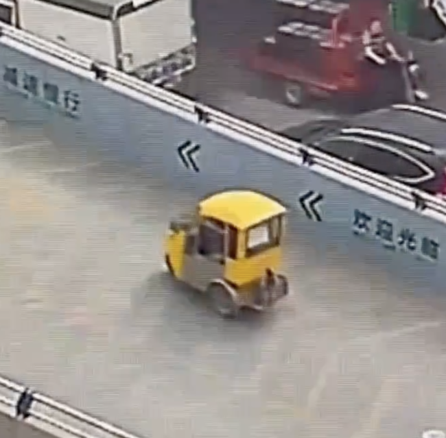 小車開(kāi)往屋頂停車場(chǎng)上坡途中翻車