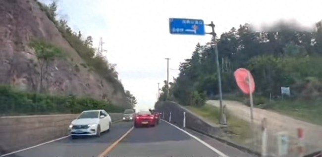 警方通報(bào)男子超車(chē)撞倒摩托車(chē)