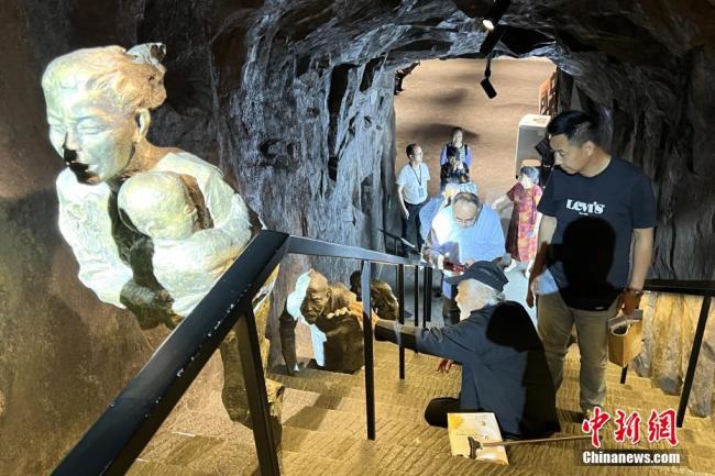日本訪問團(tuán)參觀重慶大轟炸慘案遺址 了解日軍殘暴罪行