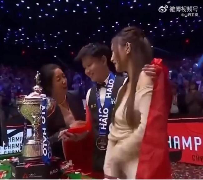 女友上臺后細(xì)心為趙心童整理頭發(fā) 甜蜜瞬間引爆全場